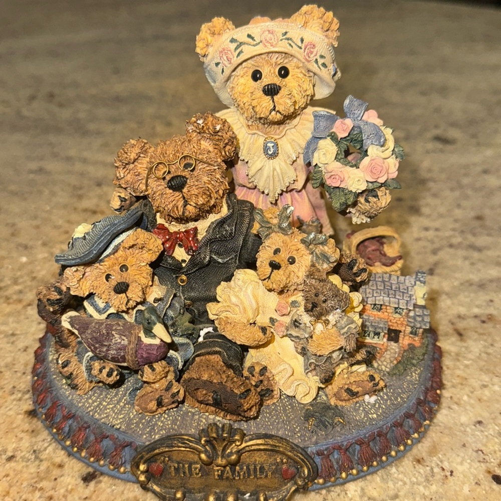 Boyd’s Bears & Friends limited edition ceramic collection. May 1999 # 4891